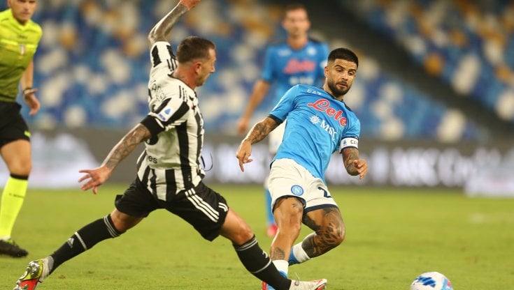 Insigne e Bernardeschi durante Napoli-Juve del girone di andata