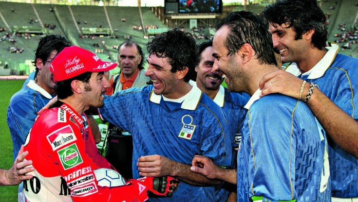 Paolo Rossi con Max Biaggi all&rsquo;Olimpico prima di una amichevole fra Italia del 1982 e Germania del 1982  