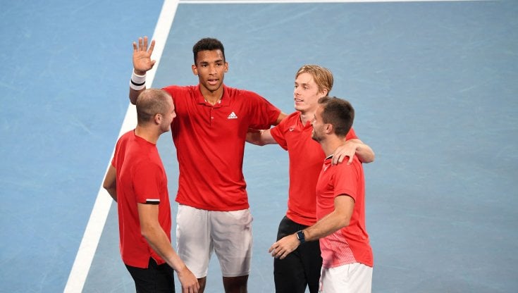 Felix Auger-Aliassime festeggia con i compagni
