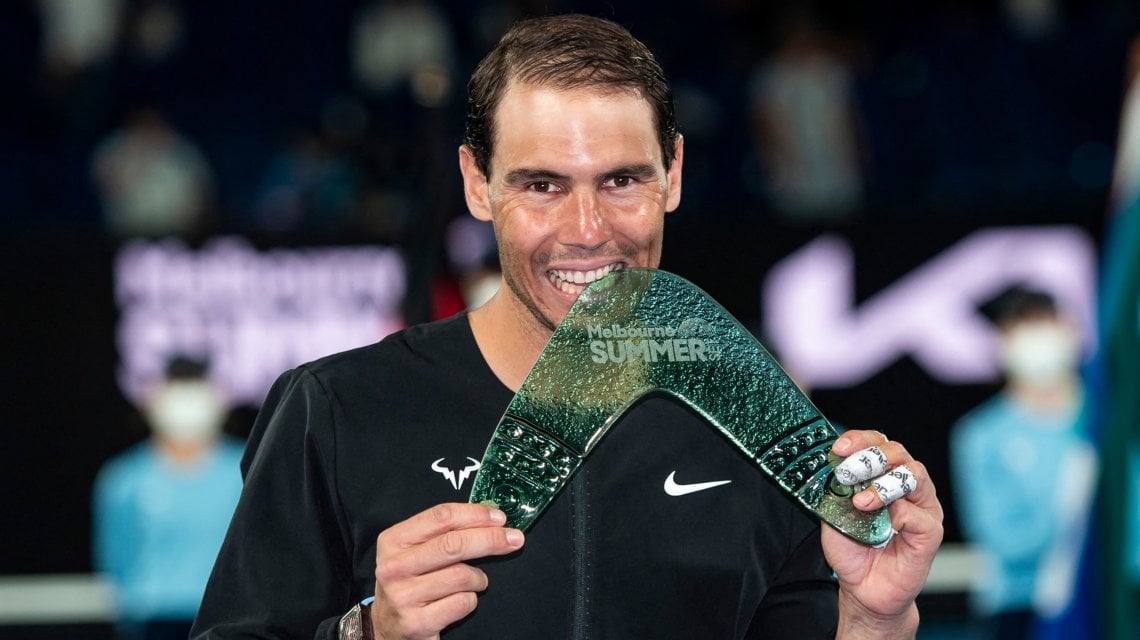 Rafael Nadal morde il trofeo conquistato a Melbourne