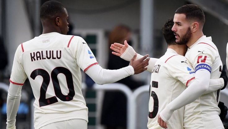 Theo Hernandez festeggiato dai compagni dopo il gol del 2 a 0
