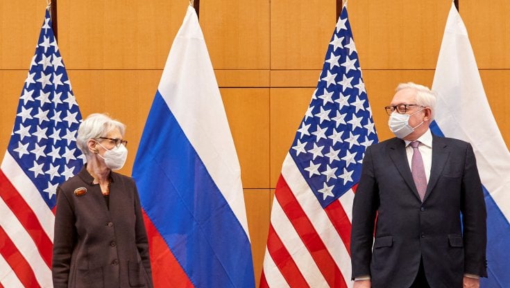 Ucraina, Mosca promette: "Nessuna invasione". Ma Biden non si fida 