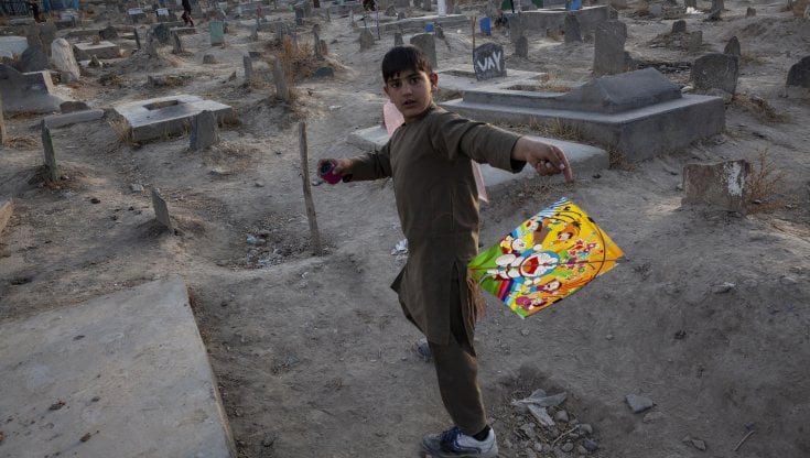 Un bambino nel cimitero di Bibi Mahro, a Kabul (Giovanni Porzio)