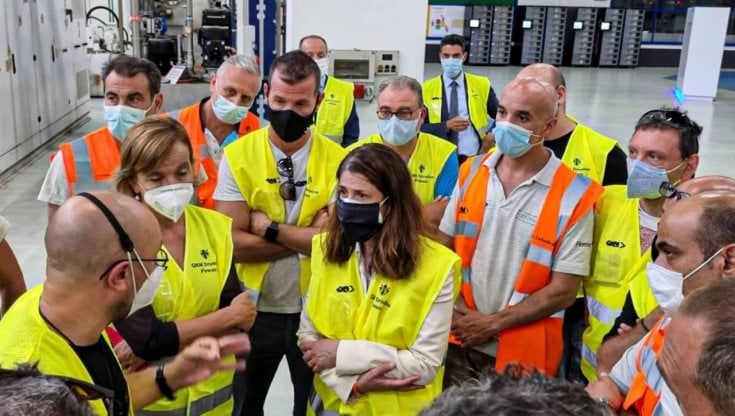 La viceministra allo Sviluppo economico Alessandra Todde mentre incontra i lavoratori della Gkn