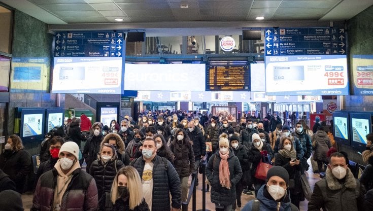 Milano, passeggeri in stazione con le mascherine protettive