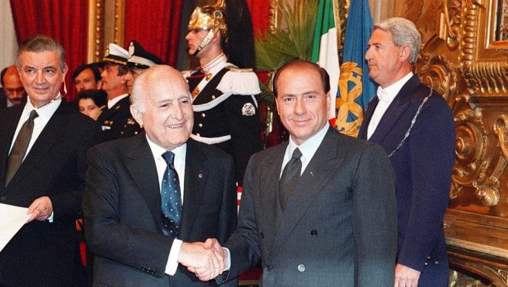 Silvio Berlusconi con Oscar Luigi Scalfaro quando divenne premier la prima volta, nel 1994 