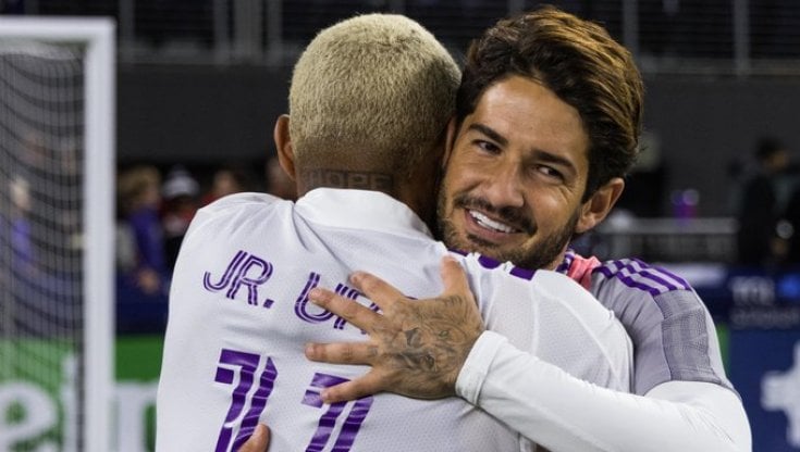 Pato abbraccia un compagno