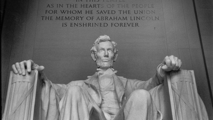 La colossale statua di Abraham&nbsp;Lincoln nel Lincoln&nbsp;Memorial, costruito in onore del&nbsp;sedicesimo presidente degli Stati Uniti, sorge nel National Mall di&nbsp;Washington