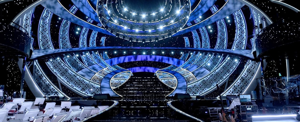 Sanremo 2022, ecco la scenografia dell'Ariston: un omaggio al varietà, più restyling che vintage