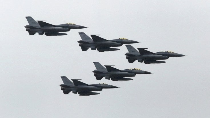 Taiwan denuncia una maxi incursione di jet cinesi: 39 aerei nel suo spazio