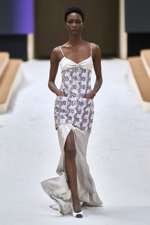 Chanel Haute Couture: la sfilata inizia con Charlotte Casiraghi a cavallo -  la Repubblica