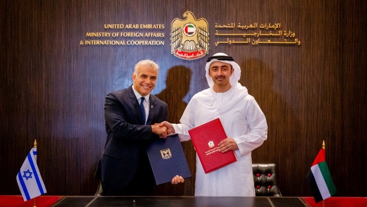 Yair Lapid con il ministro degli Esteri emiratino Sheikh Abdullah bin Zayed al-Nahyan ad Abu Dhabi a giugno