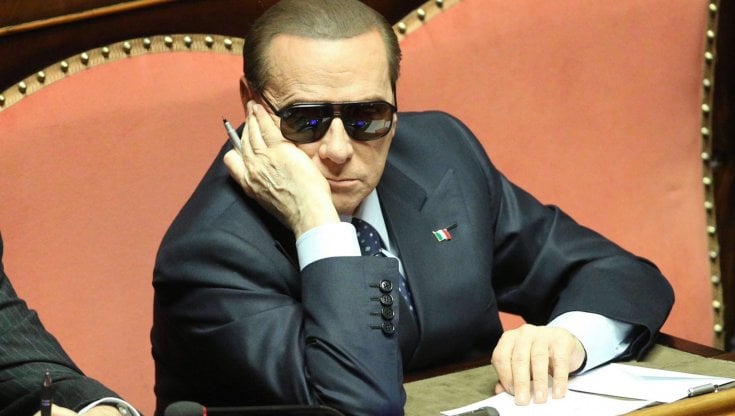 Il ricovero in suite di Berlusconi, visite limitate e figli in ansia: "Una batosta, ora va meglio"