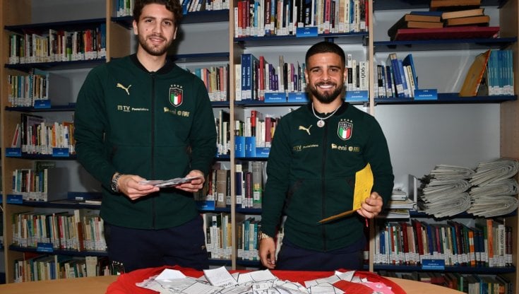Manuel Locatelli e Lorenzo Insigne (Foto dal profilo Twitter del Museo del Calcio di Coverciano)