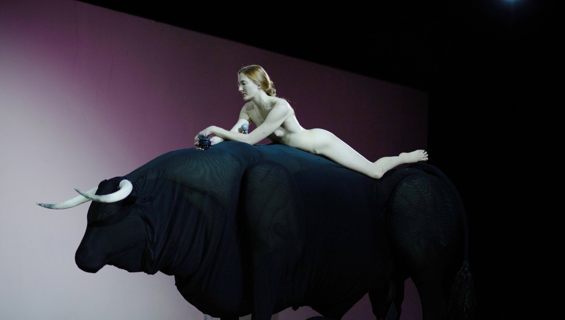 Dimitris Papaioannou, spazio, forma, tempo e luce: "Con 'Transverse Orientation' condivido una drammaturgia simbolica con gli altri"