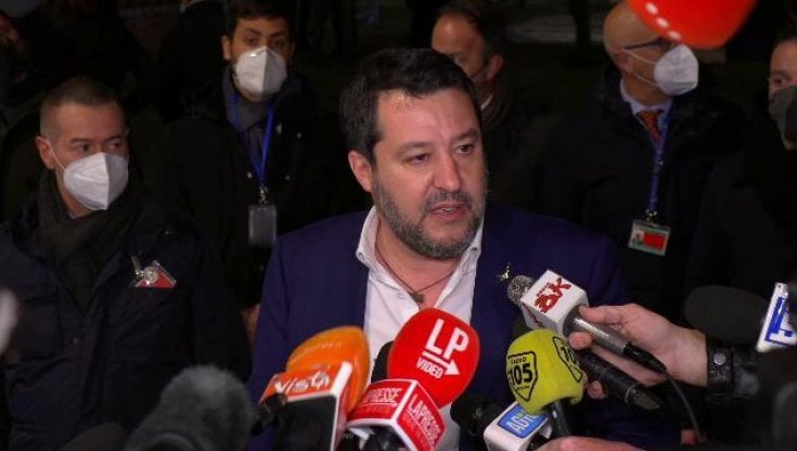 Lega, il Papeete bis di Salvini e lo sconcerto dei colonnelli. Giorgetti: mi sono tirato fuori