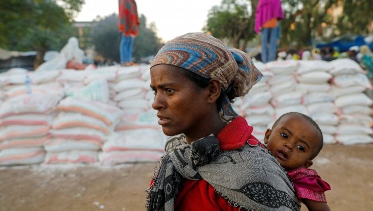 Etiopia, una donna e un bambino in coda per il cibo
