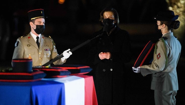 La ministra della Difesa francese Florence Parly (in nero) rende onore il 27 gennaio a un soldato ucciso in Mali