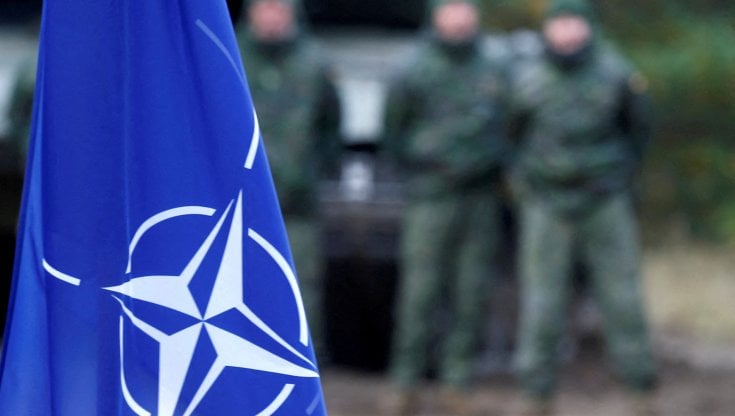 La bandiera della Nato durante un'esercitazione militare ad Adazi, in Lettonia