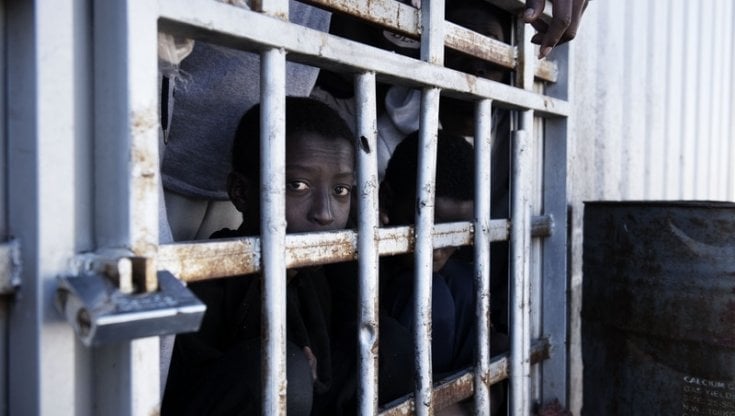Migranti, cinque anni dall'accordo Italia-Libia-UE: 82.000 persone bloccate in mare e rinchiuse nell'inferno delle carceri libiche 