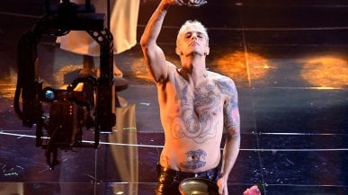 Achille Lauro, tatuaggi a torso nudo a Sanremo