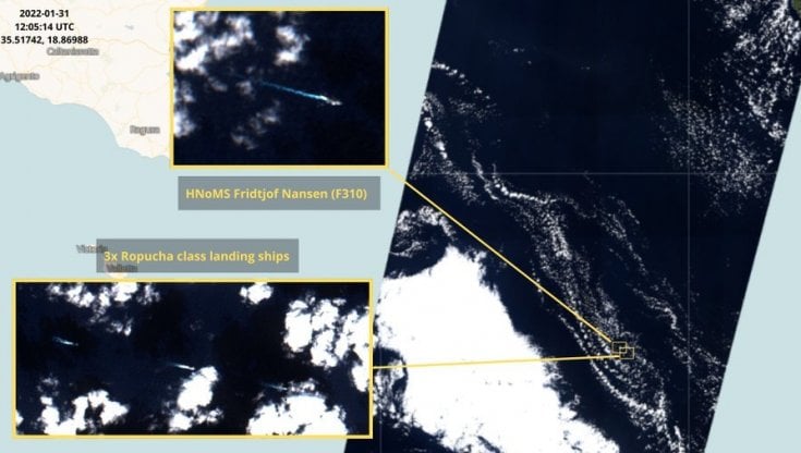Il satellite riprende la fregata della Nato sulla scia della squadra russa