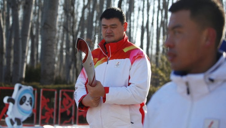 L'ex campione di basket Yao Ming con la torcia olimpica