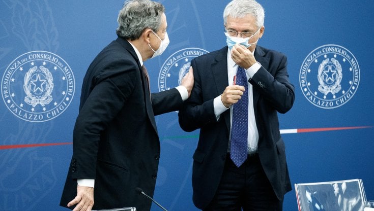 Il presidente del Consiglio Mario Draghi e il ministro dell'Economia Daniele Franco 