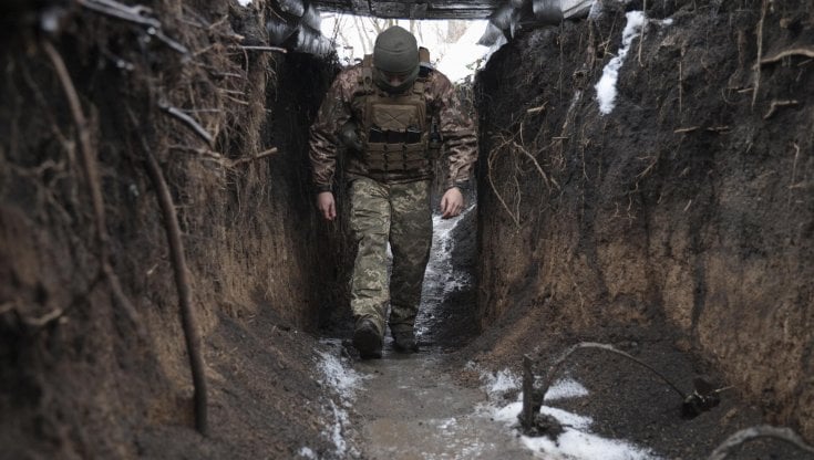 Un soldato ucraino al fronte vicino a Donetsk