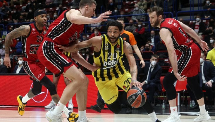 Una fase della gara tra Olimpia e Fenerbahce