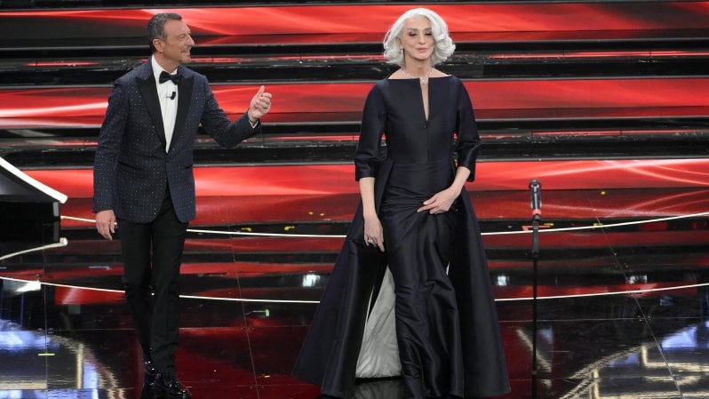 Drusilla padrona del palco al fianco di Amadeus. All'Ariston impazza il fenomeno FantaSanremo