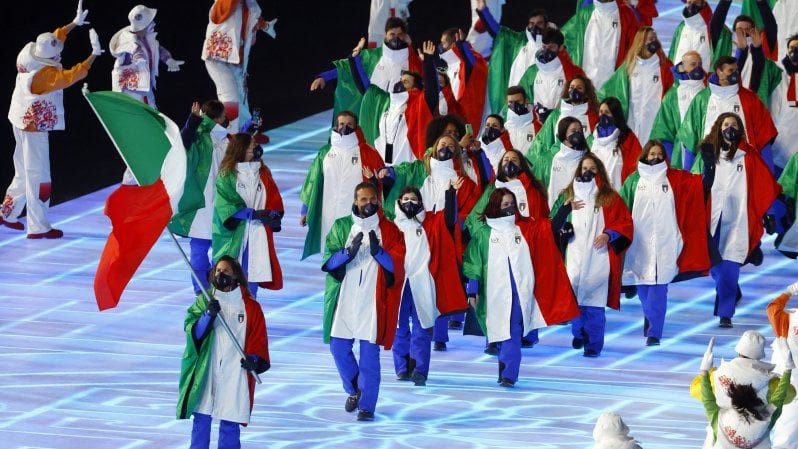 Giochi aperti. Gli azzurri sfilano in mantella tricolore, braciere acceso da un'atleta uigura<br /><a href="https://puntoitalia.online/dossier/sport/olimpiadi-pechino-2022/2022/02/04/foto/cerimonia_apertura-336426253/1/" fck_savedurl=""><strong>Foto</strong> Lo spettacolo della cerimonia d'apertura</a> | <a href="https://puntoitalia.online/dossier/sport/olimpiadi-pechino-2022/2022/02/04/news/cerimonia_apertura_olimpiadi_pechino_2022_divisa_italia_mantella-336436294/" class="Articolo"><strong>Look a cinque cerchi</strong>: promossi e bocciati</a>