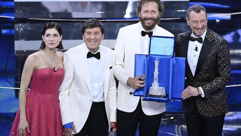 Nella serata delle cover vince Morandi con Jovanotti. Mahmood e Blanco in testa alla <a href="https://puntoitalia.online/dossier/spettacoli/sanremo-2022/2022/02/05/news/classifica_sanremo_2022_generale_provvisoria_quarta_serata-336450577/" class="Articolo"><strong>classifica generale</strong></a>