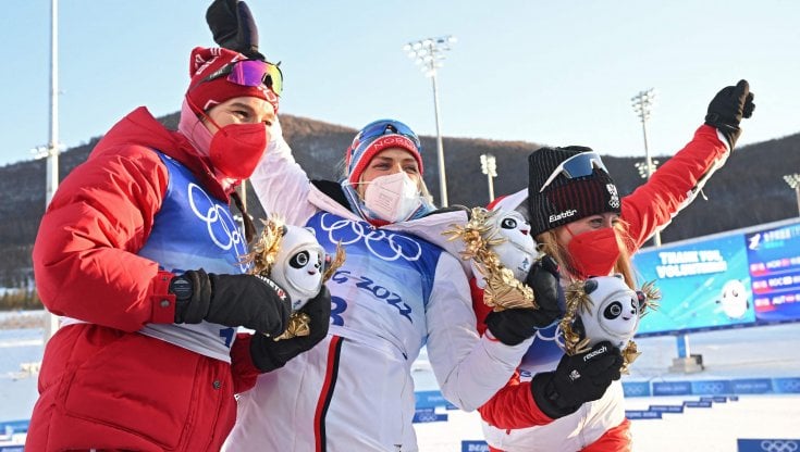 La norvegese Therese Johaug, al centro, festeggia l'oro con la russa Natalia Nepryaeva (prima da sinistra) e l'austriaca Teresa Stadlober