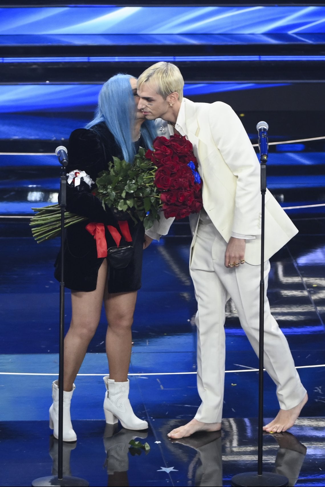 Achille Lauro dona a Loredana Bert&eacute; un mazzo di rose rosse e blu 