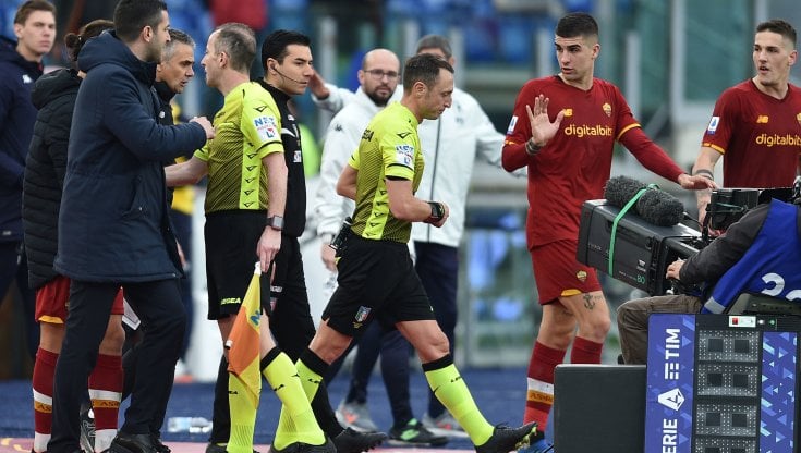 Il contestatissimo arbitro Abisso al Var