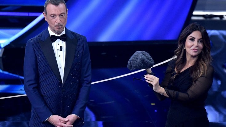 Sabrina Ferilli con un basco come quello di Lucio Dalla