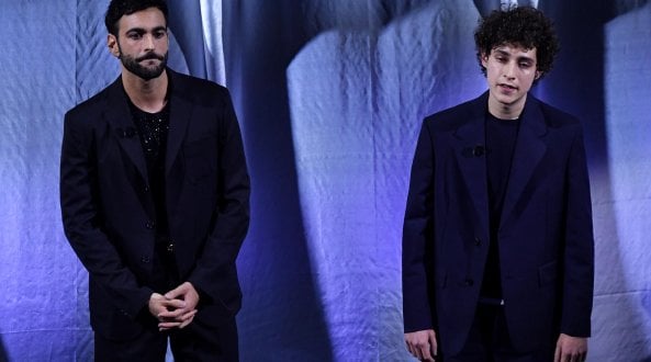 Marco Mengoni, elogio della gentilezza tra Costituzione e hater
