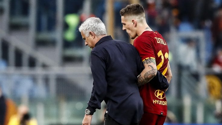 Mourino porta via Zaniolo dopo l'espulsione in Roma-Genoa