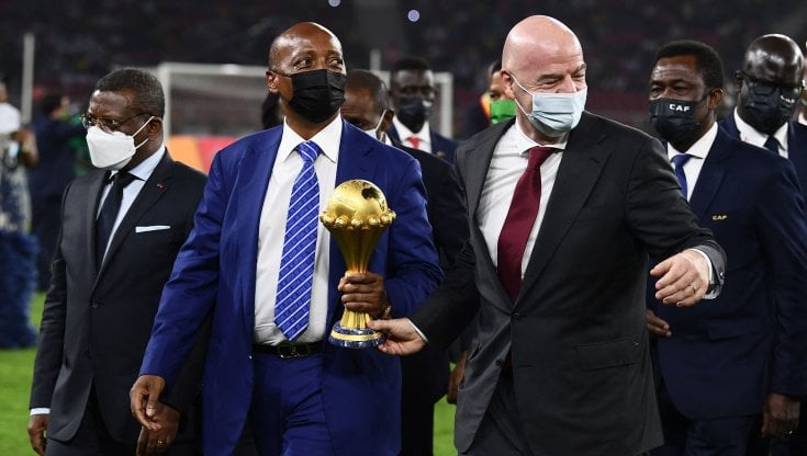 Patrice Motsepe, presidente della Caf, e Gianni Infantino, numero uno della Fifa