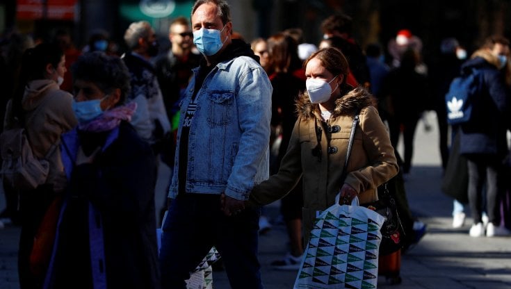 Coronavirus nel mondo, la Francia toglie l'obbligo di tampone per i cittadini extra-Ue 