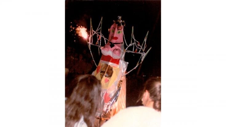 La Pantasima, figura femminile di carta, animata dall&rsquo;interno, in una festa patronale in provincia di Rieti 