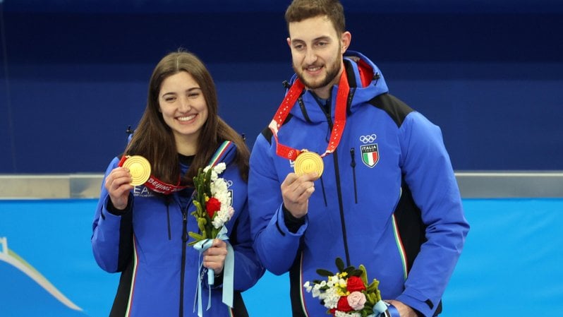 Un sasso bello. Oro storico dal curling: Constantini e Mosaner, un'impresa da film | <a href="https://puntoitalia.online/dossier/sport/olimpiadi-pechino-2022/2022/02/08/news/finale_curling_italia_norvegia_diretta-336956026/" class="Articolo">Il trionfo</a> | <a href="https://puntoitalia.online/dossier/sport/olimpiadi-pechino-2022/2022/02/08/foto/curling_oro_italia-336968256/1/" class="Foto"><strong>Le foto</strong></a> | <a href="https://puntoitalia.online/dossier/sport/olimpiadi-pechino-2022/2022/02/08/news/curling_regole_come_si_gioca-336977414/" class="Articolo"><strong>Le regole e la storia</strong></a><strong> | <a href="https://puntoitalia.online/dossier/sport/olimpiadi-pechino-2022/2022/02/09/news/curling_ascolti_finale_constantini_mosaner_oro-337057757/" fck_savedurl="">In tre milioni davanti alla tv</a> | </strong><a href="https://video.repubblica.it/dossier/olimpiadi-pechino-2022/pechino-2022-le-lacrime-di-stefania-constantini-io-e-amos-coppia-perfetta-solo-nel-curling/407761/408471?ref=RHTP-BH-I336659419-P1-S2-T1"><strong>Video</strong> Stefania: "Io e Amos coppia perfetta, ma solo in gara"</a><strong><br /></strong>