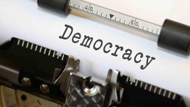 L'Economist: la pandemia ha indebolito la democrazia, nel mondo più regimi autoritari 