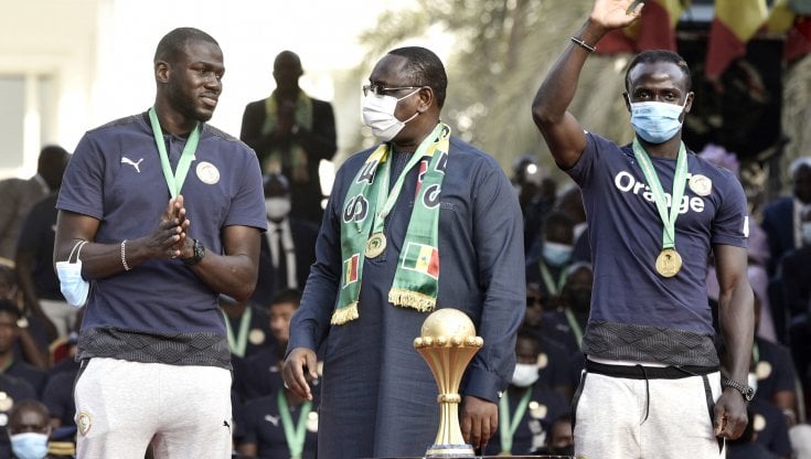 Koulibaly durante i festeggiamenti per la vittoria della coppa d'Africa