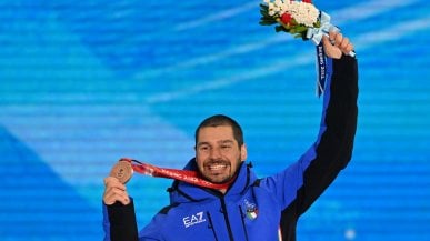 Omar Visintin, un bronzo da sopravvissuto nello snowboard cross | <a href="https://puntoitalia.online/dossier/sport/olimpiadi-pechino-2022/2022/02/10/news/omar_visintin_bronzo_snowboard_cross-337175909/"><strong>La gara</strong></a> | <a href="https://puntoitalia.online/dossier/sport/olimpiadi-pechino-2022/2022/02/10/foto/omar_visintin_bronzo_snowboard-337181811/1/" fck_savedurl=""><strong>Foto</strong></a>