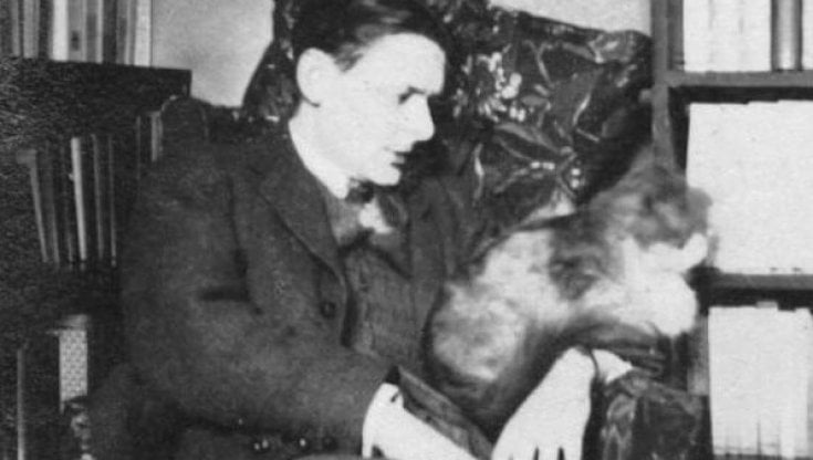 T. S. Eliot (1888-1965) con il gatto Quaxo