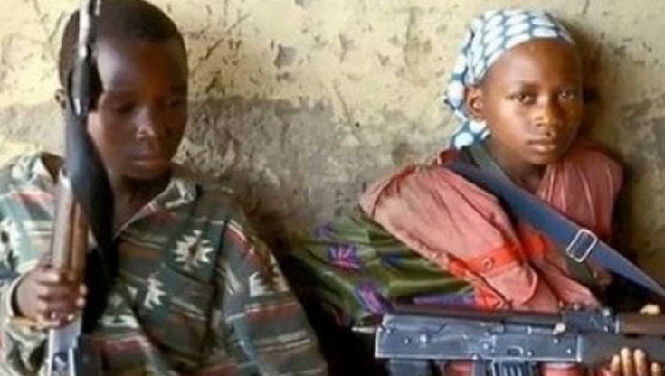Bambini alla guerra, oltre 93.000 ragazzini e ragazzine sono stati reclutati e utilizzati in conflitti armati tra il 2005 e il 2020