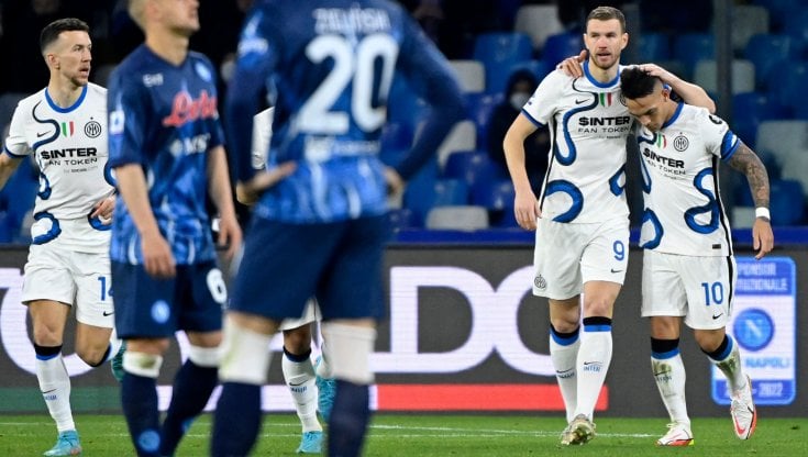 Dzeko esulta dopo il gol al Napoli
