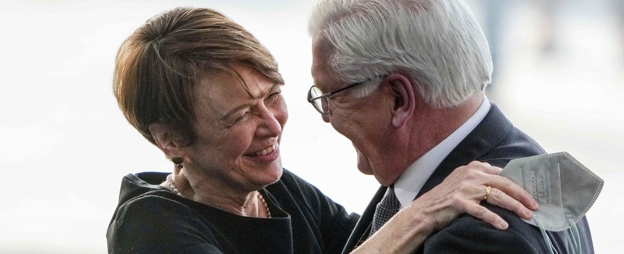 Il rieletto Frank-Walter Steinmeier riceve i complimenti dalla moglie Elke Buedenbender